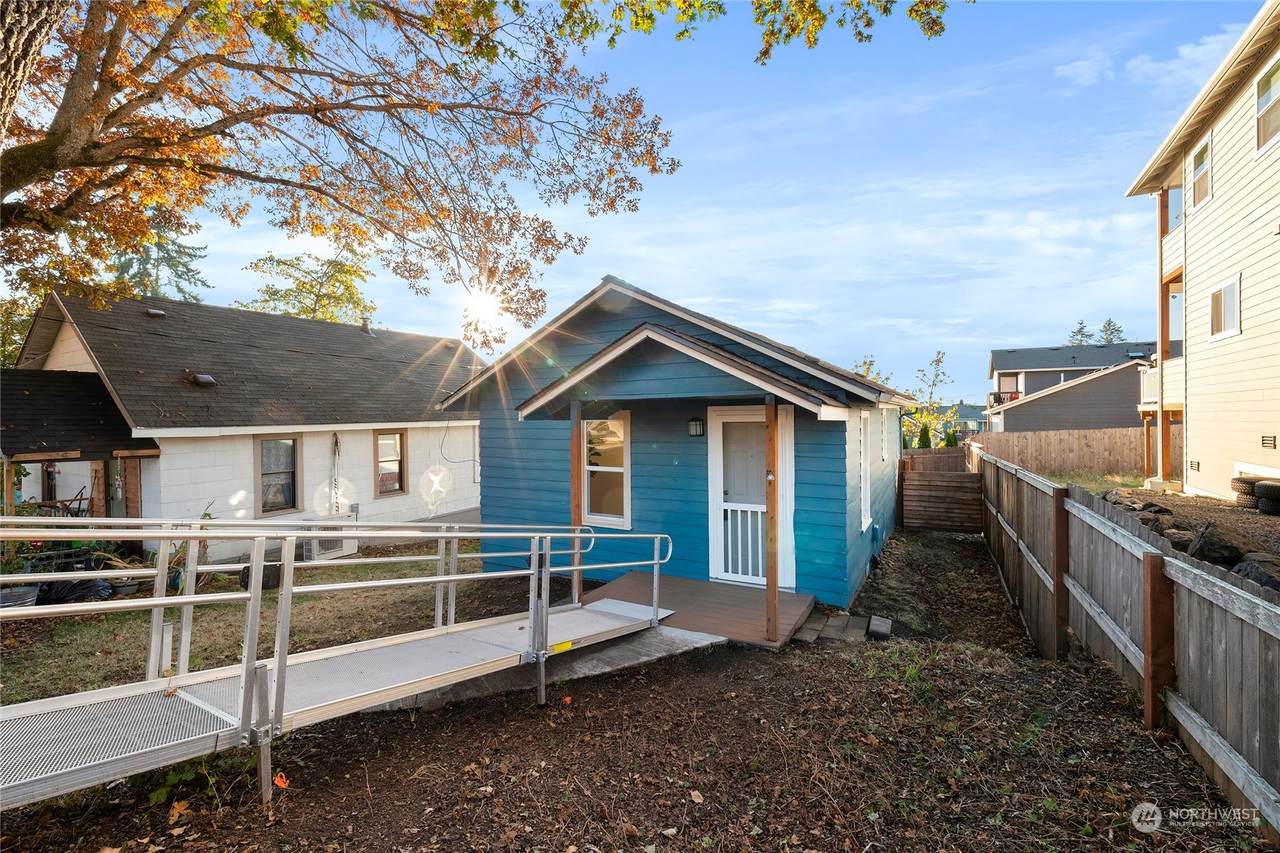 1135 Scott Avenue - Photo 1
