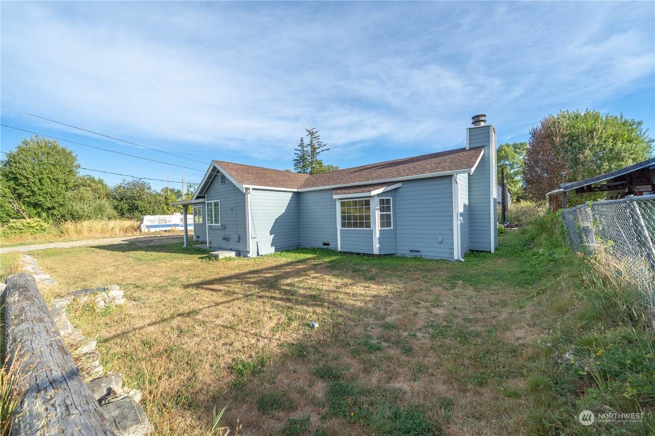 4102 King St E - Photo 1