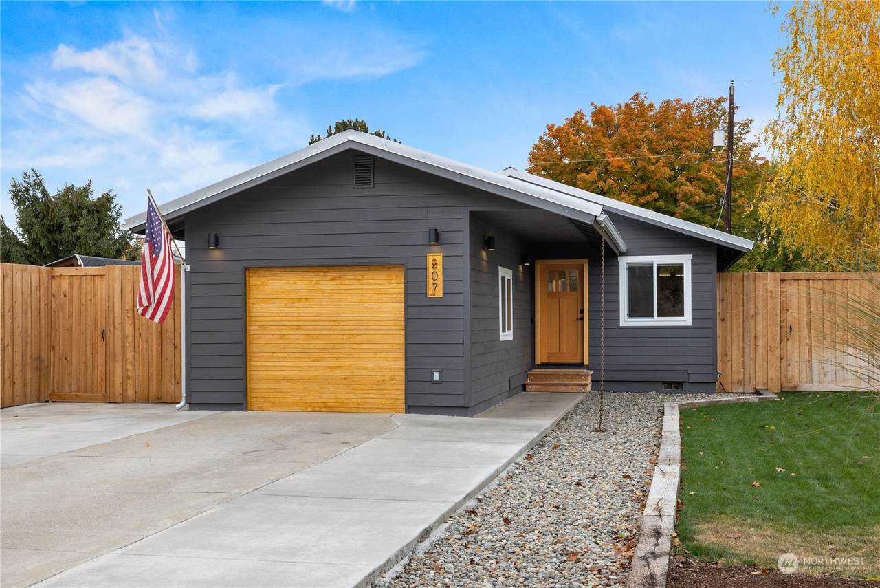 207 Lincoln Street - Photo 1