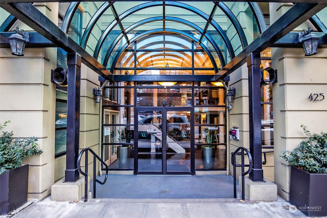 425 Vine Street - Photo 1