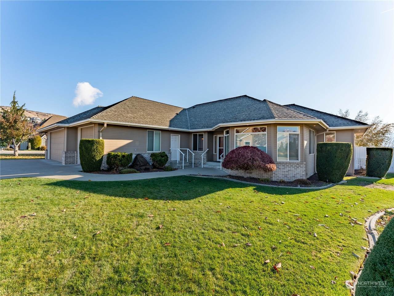 644 Briarwood Ter - Photo 1