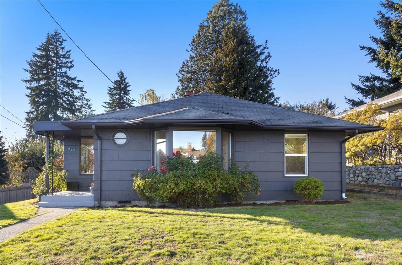 214 Avenue H - Photo 1