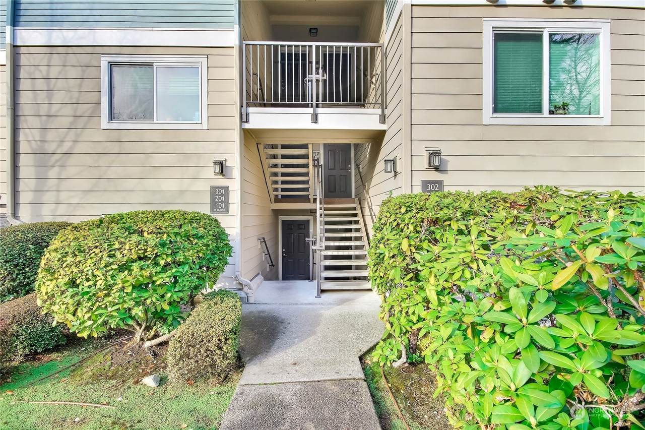 4316 Lake Sammamish Parkway - Photo 1