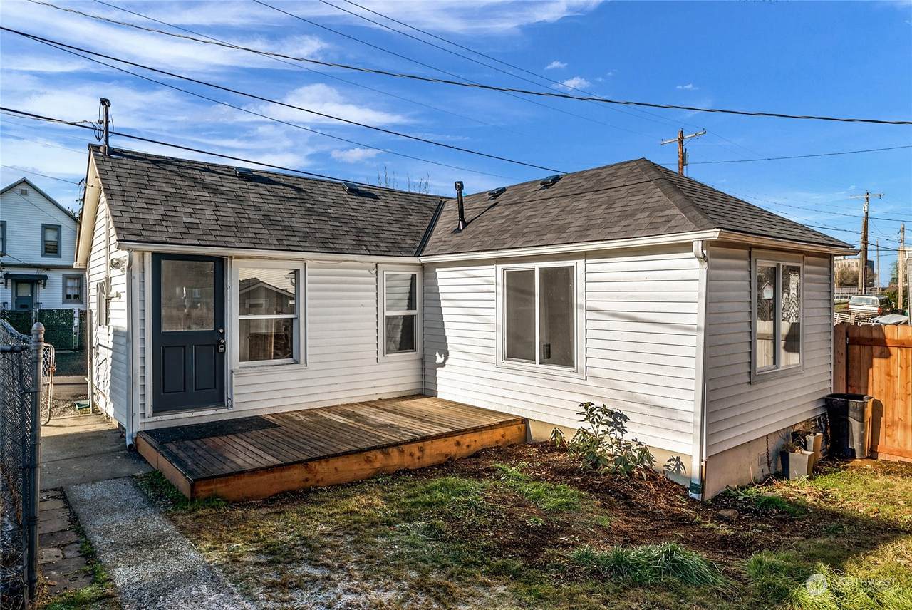 3224 Oakes Ave - Photo 1