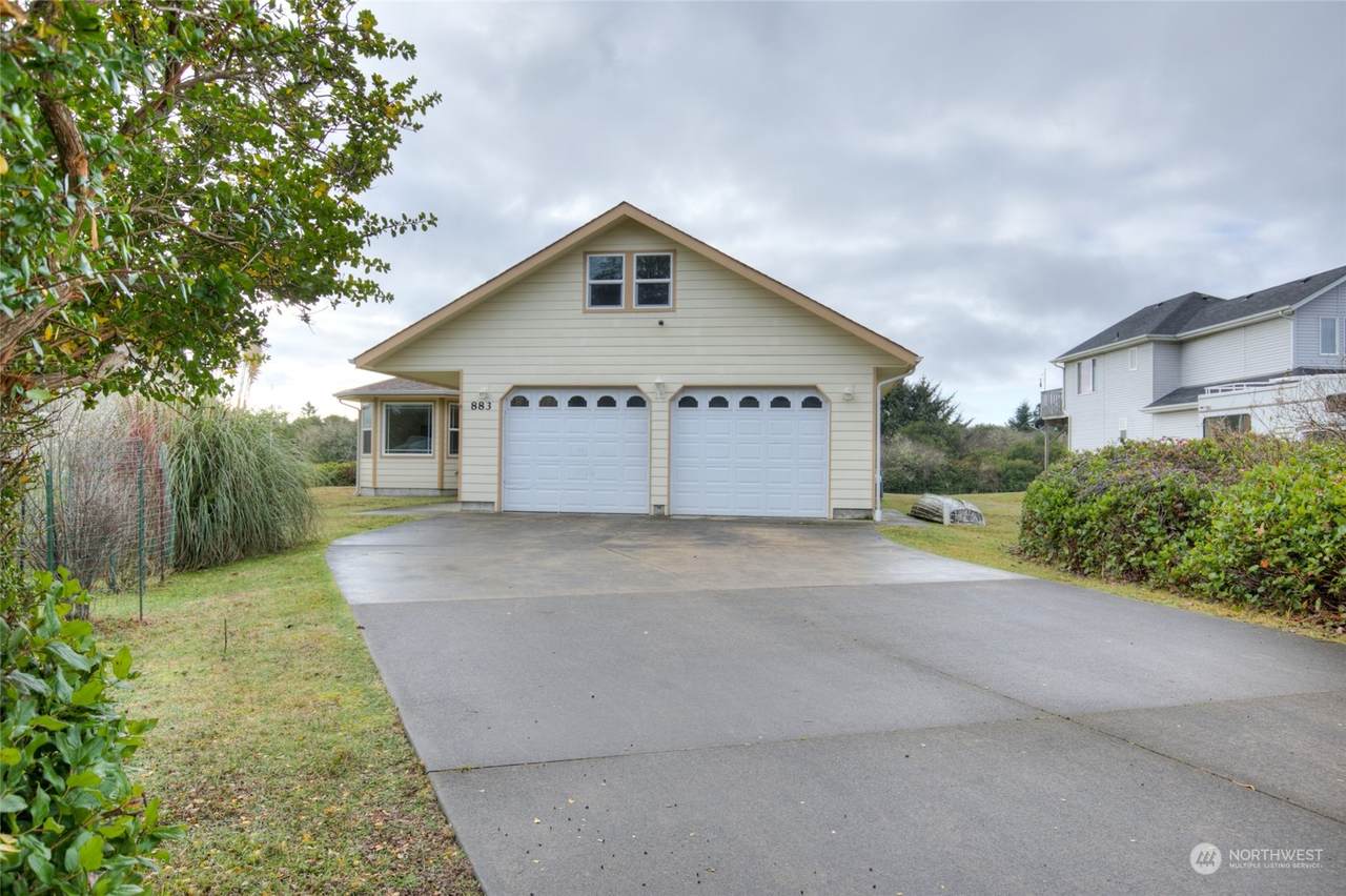 883 Pheasant Court - Photo 1