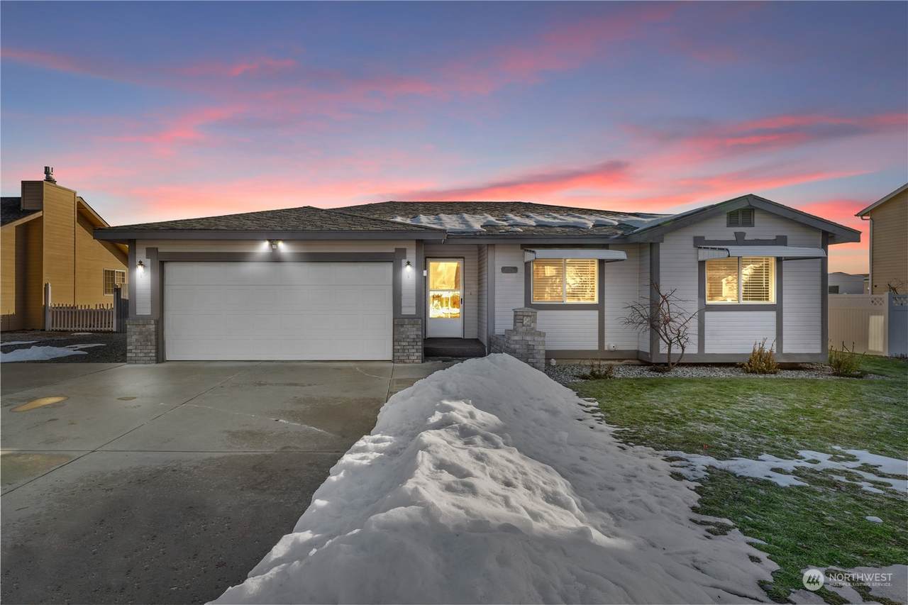 1545 Angela Street - Photo 1