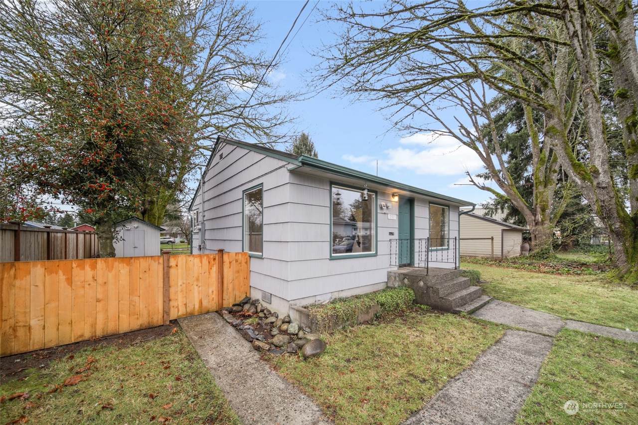 207 Pinehurst Drive - Photo 1