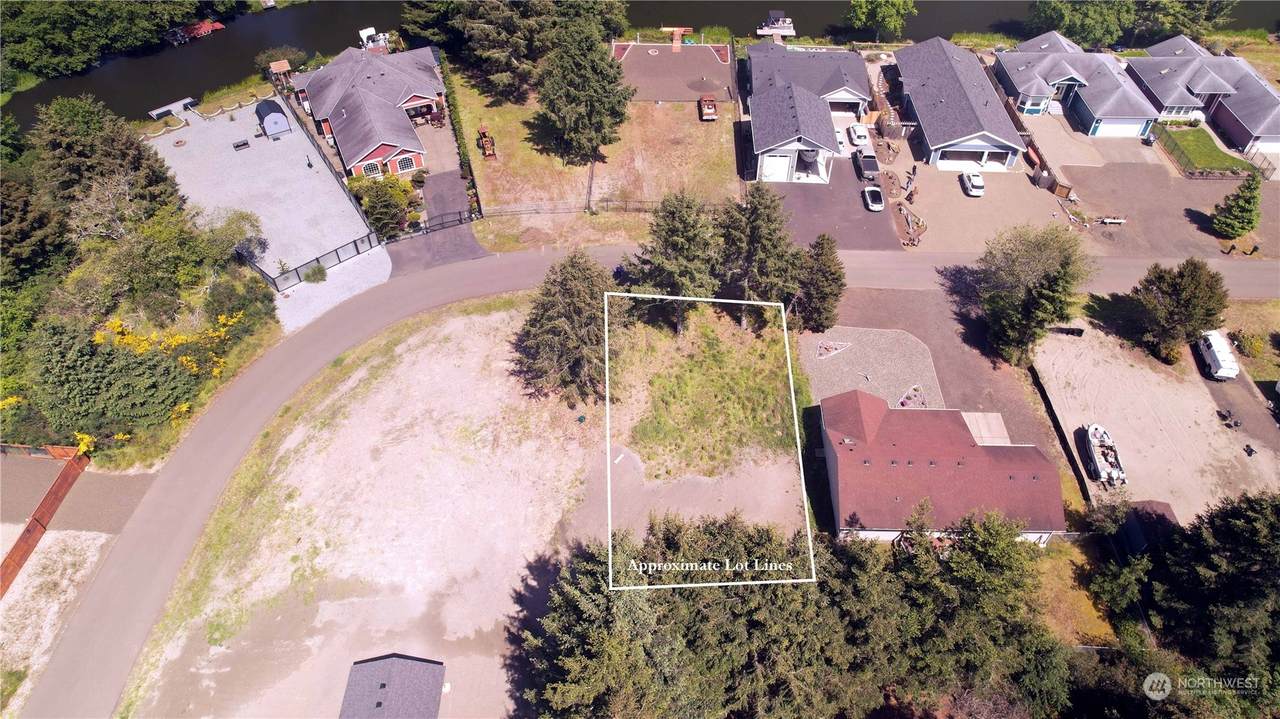 753 Island Circle - Photo 1