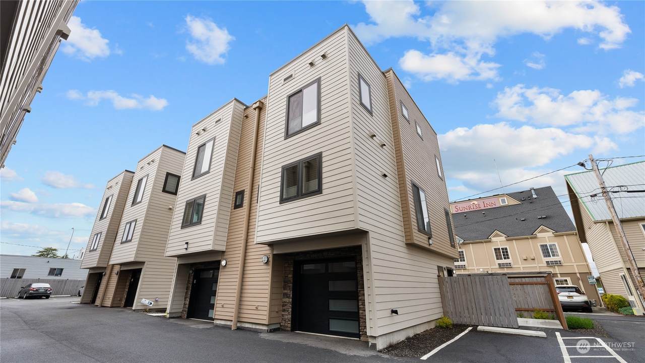 902 21st Street - Photo 1