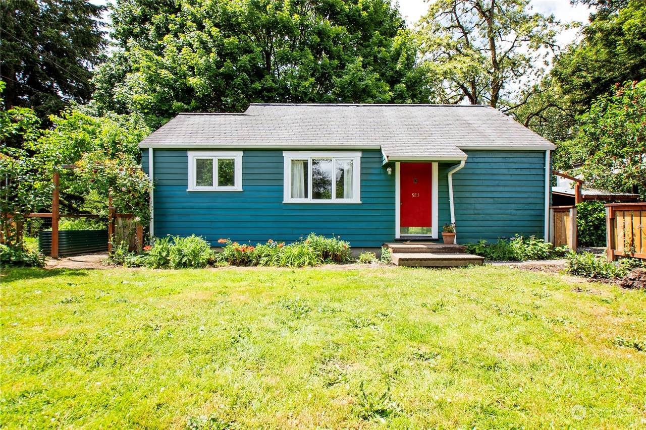 923 S Bay Rd Ne - Photo 1