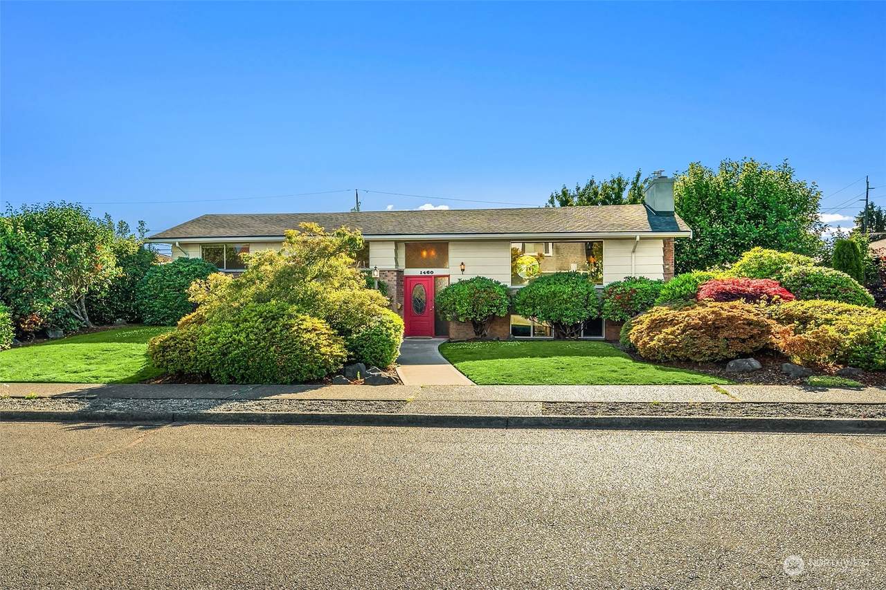 1460 Bennett Street - Photo 1