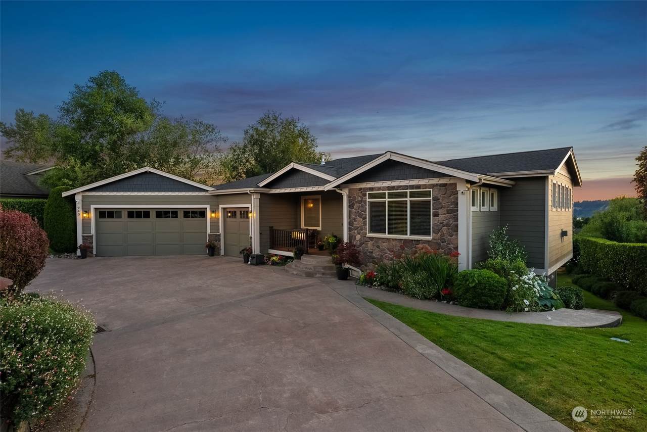 940 Sunset - Photo 1
