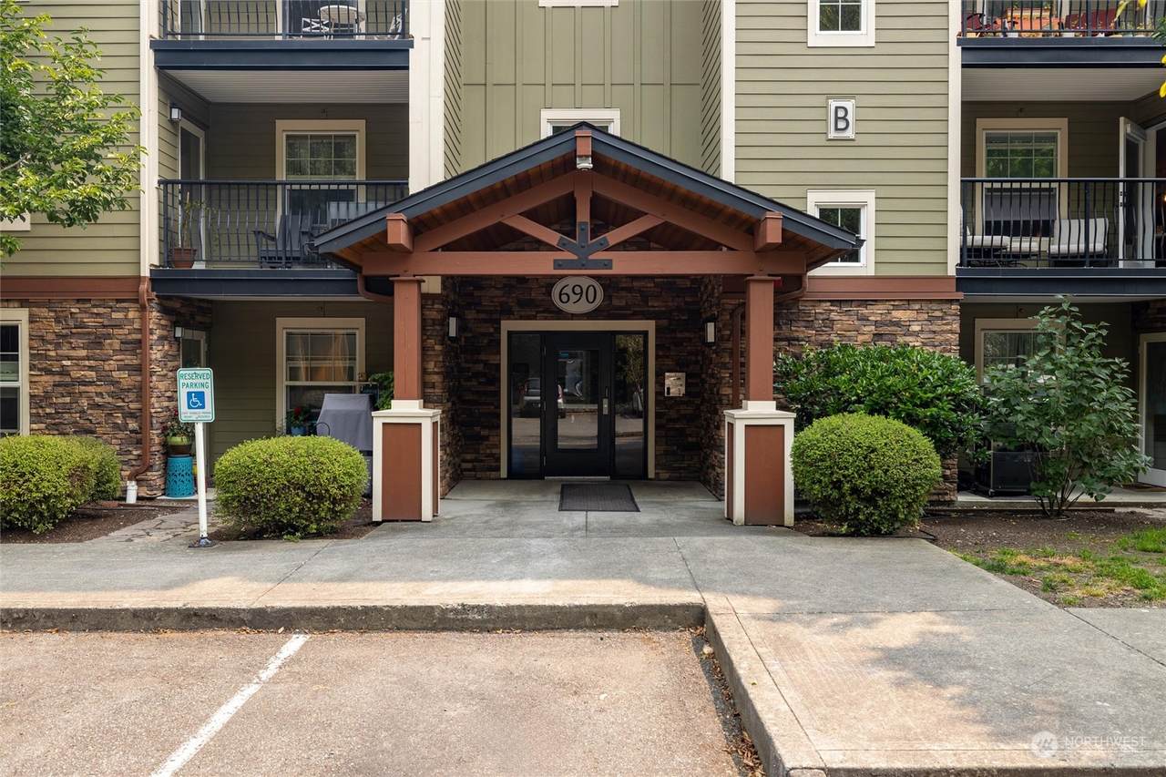 690 32nd St - Photo 1