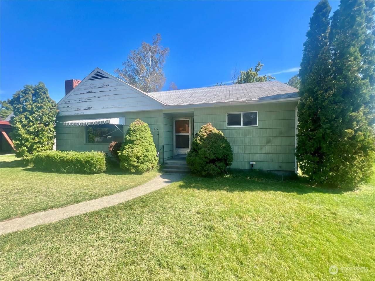 415 Grape Ave E - Photo 1