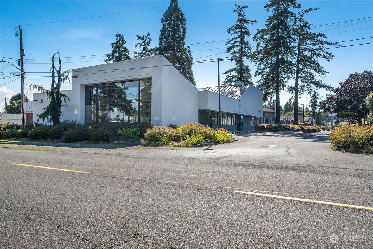 18525 Firlands Way - Photo 1