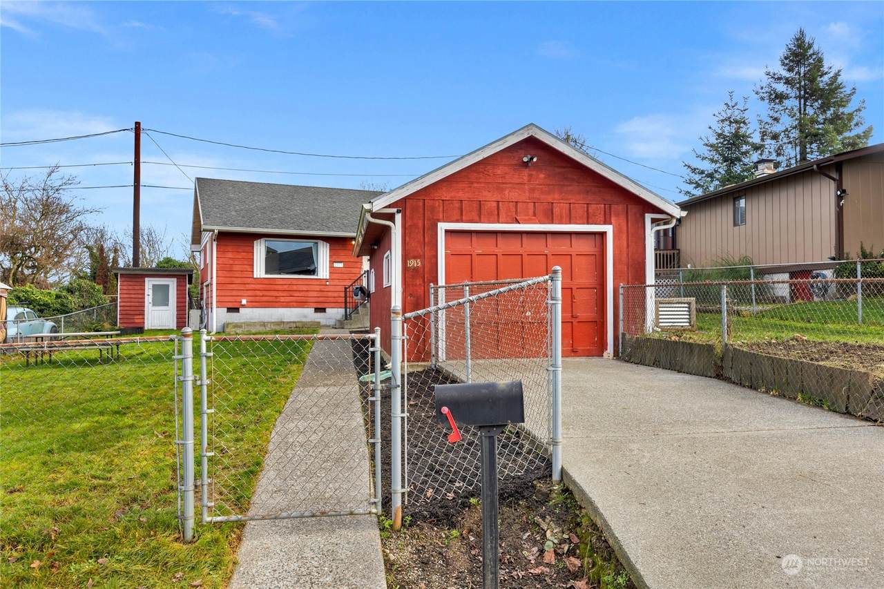 1915 Summit Avenue - Photo 1