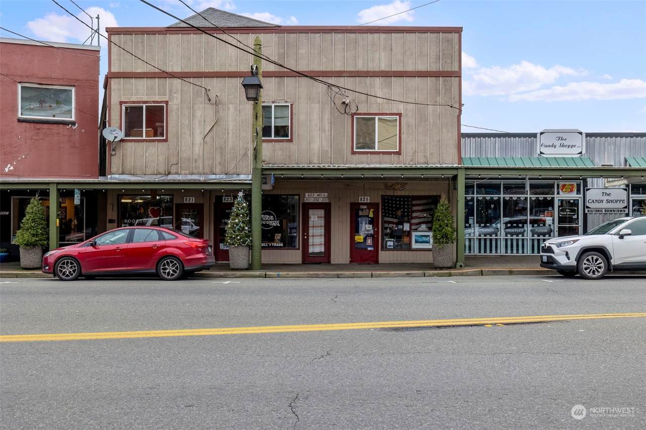 821 Bay St - Photo 1