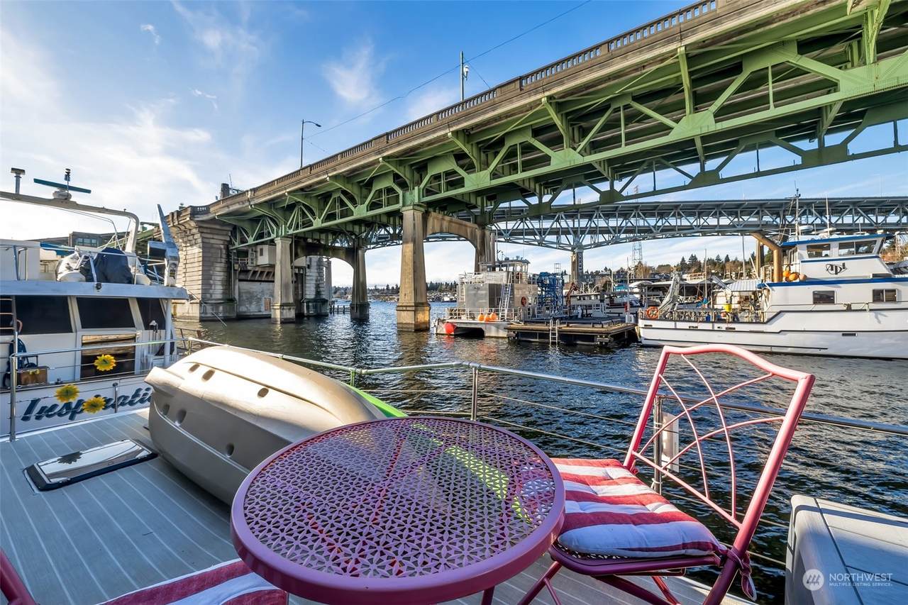 1001 Boat Street - Photo 1