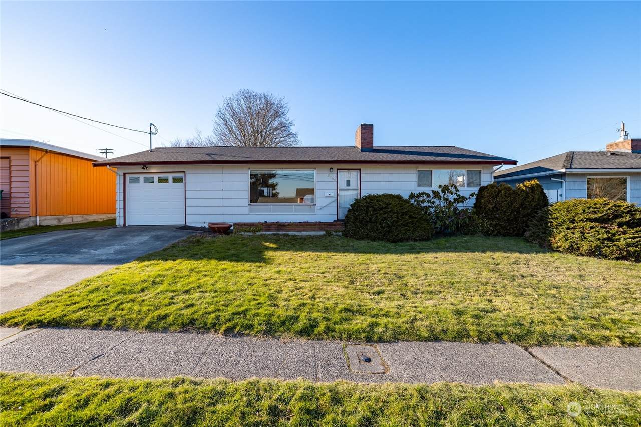 2804 M Avenue - Photo 1