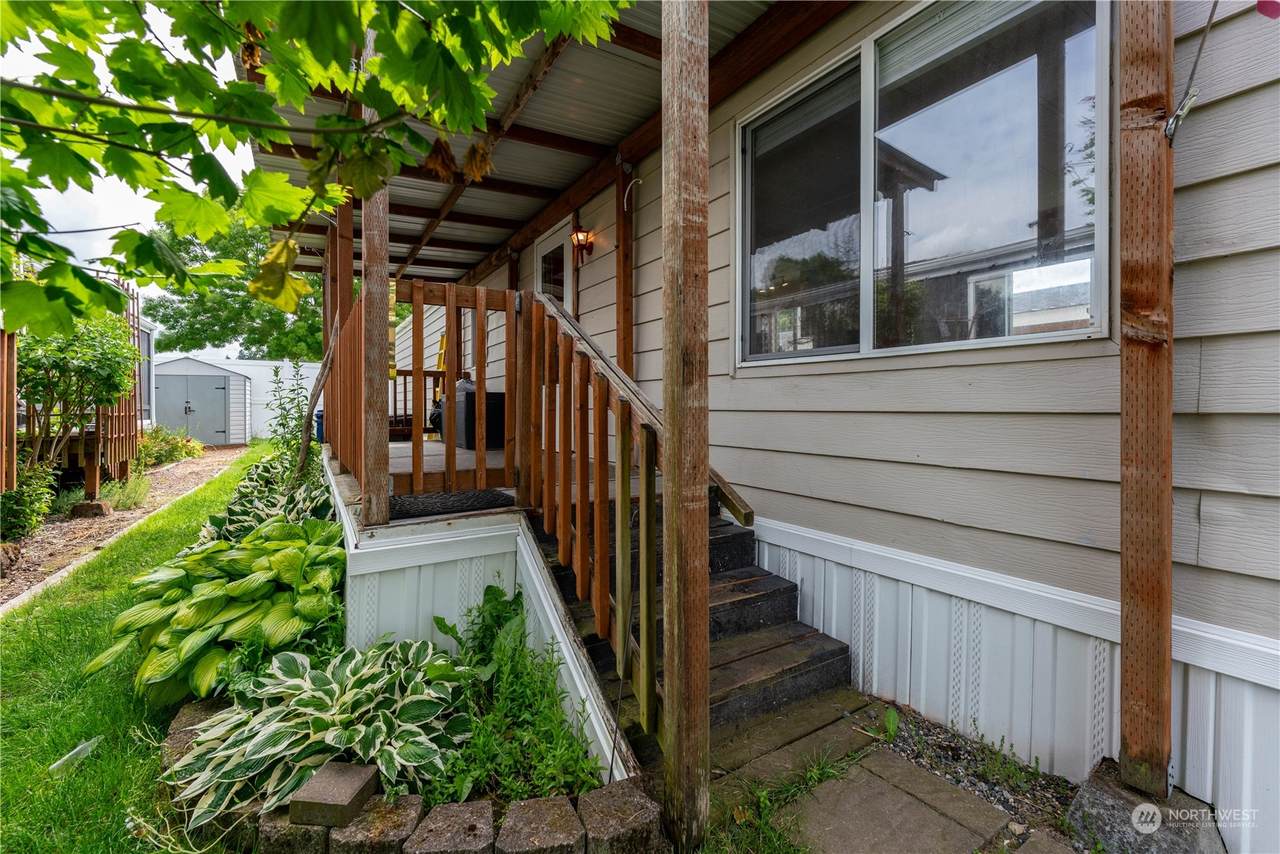 210 37TH Street - Photo 1