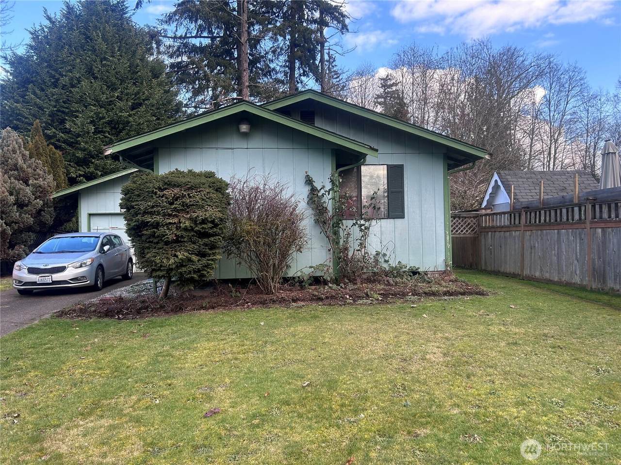 9025 E - Photo 1