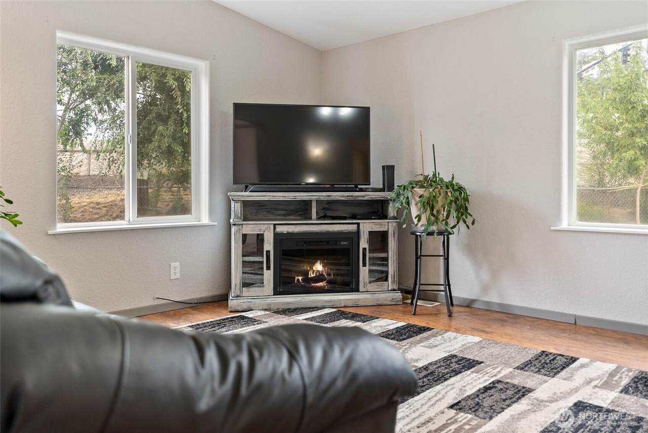 https://bt-photos.global.ssl.fastly.net/nwmls/1280_boomver_1_2338468-1.jpg