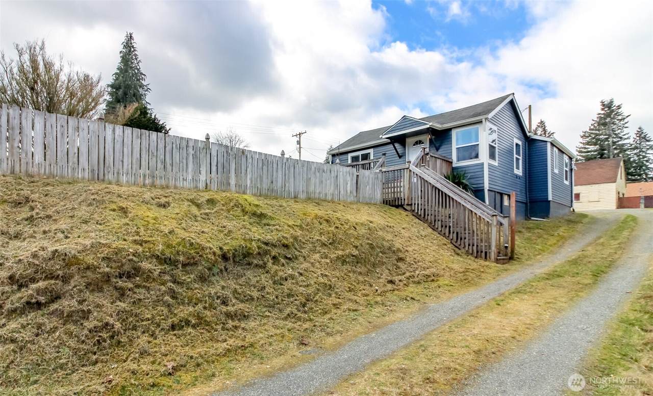 3142 Glendale Drive - Photo 1