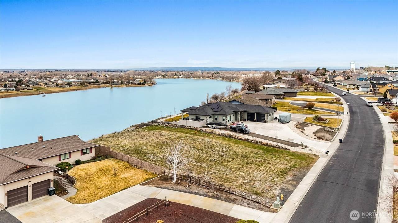 418 Crestview Drive - Photo 1