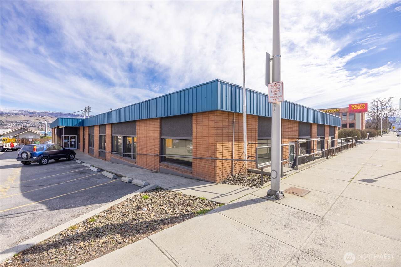 325 Chelan Avenue - Photo 1