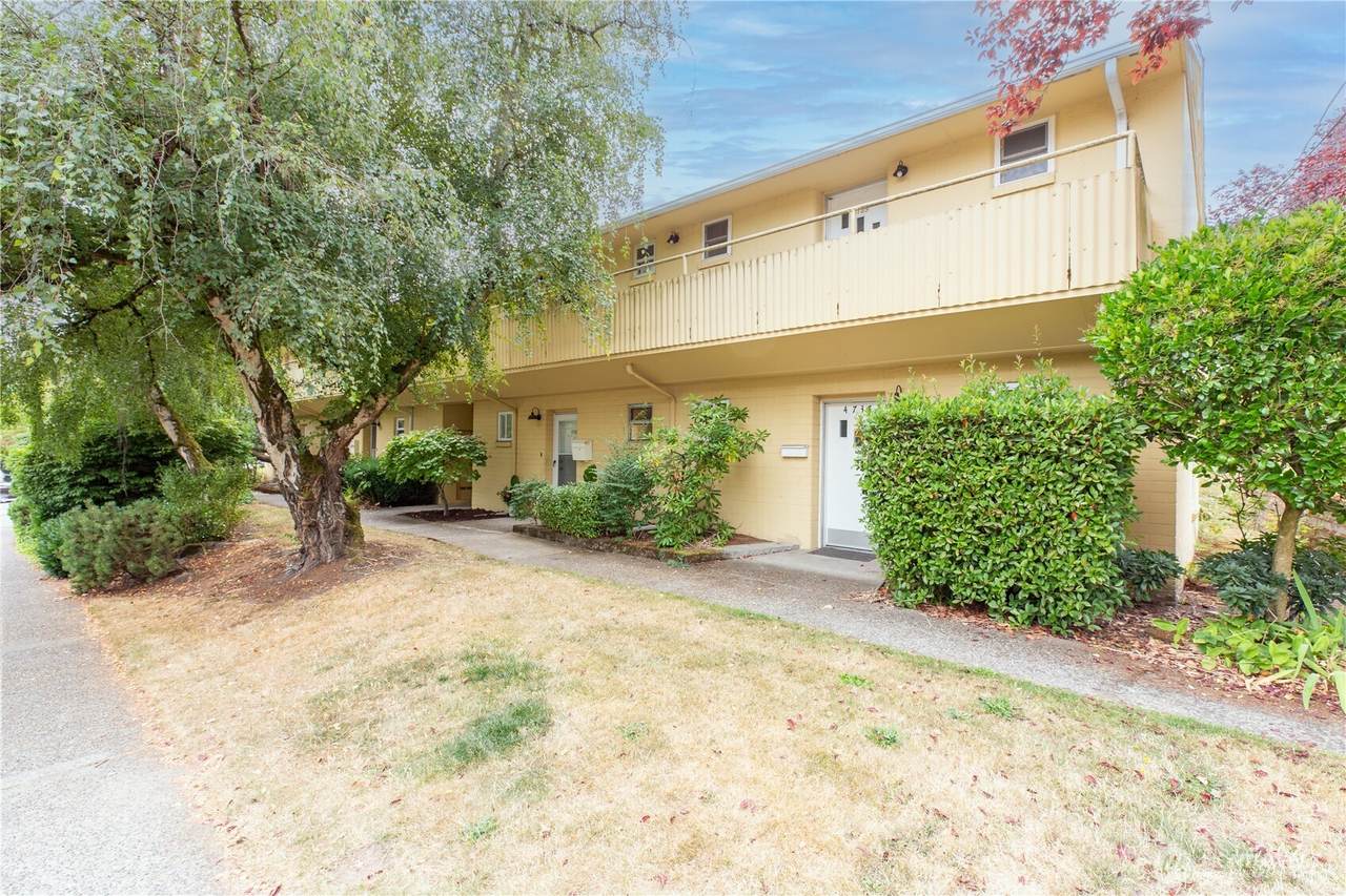 4733 40th Avenue - Photo 1