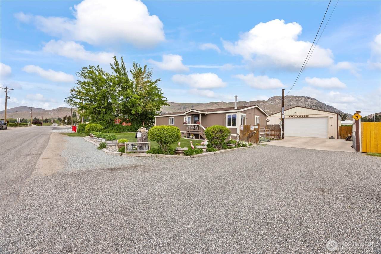 916 Sunset Drive - Photo 1