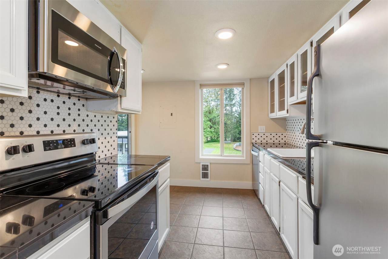 4641 Lake Sammamish Parkway - Photo 1