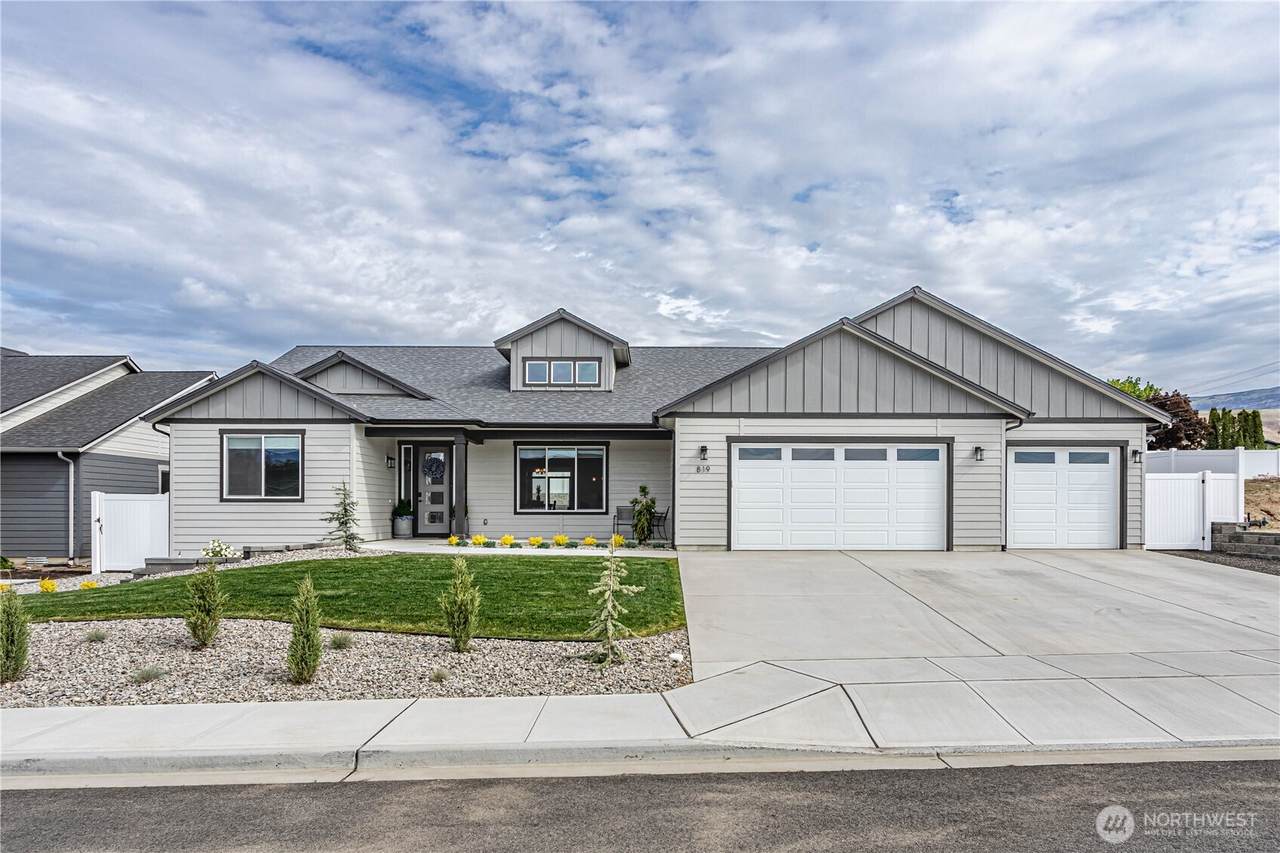 819 Newport Loop - Photo 1