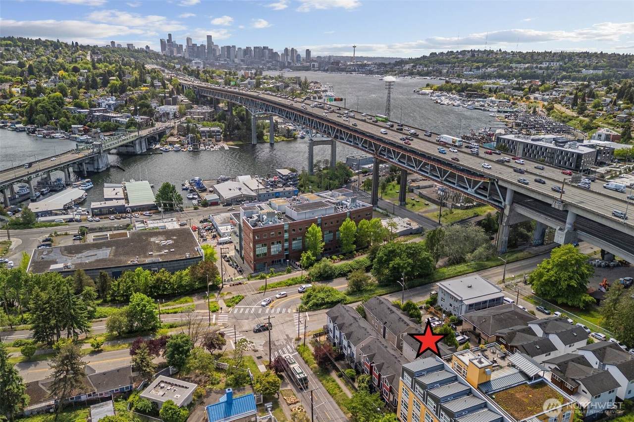 672 40th St - Photo 1