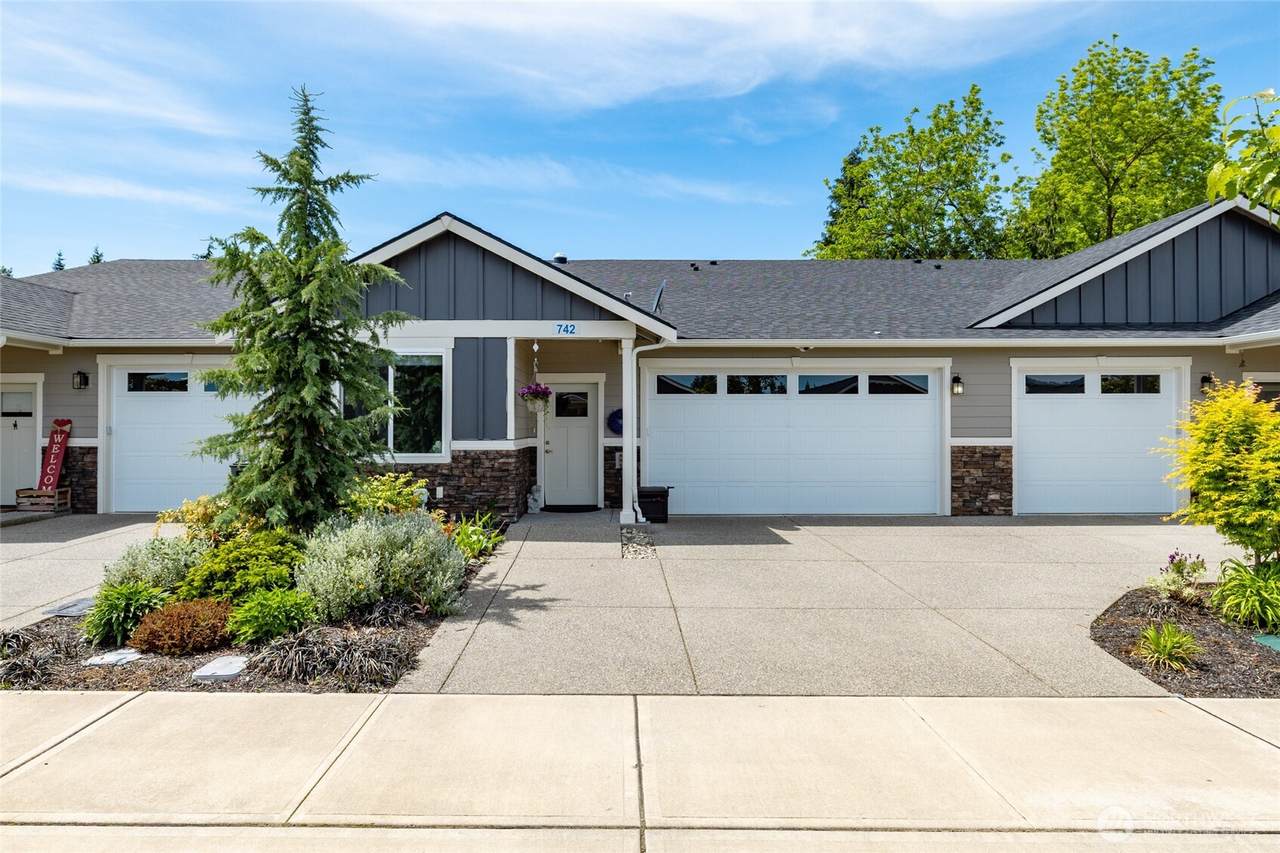 742 Parkland Loop - Photo 1