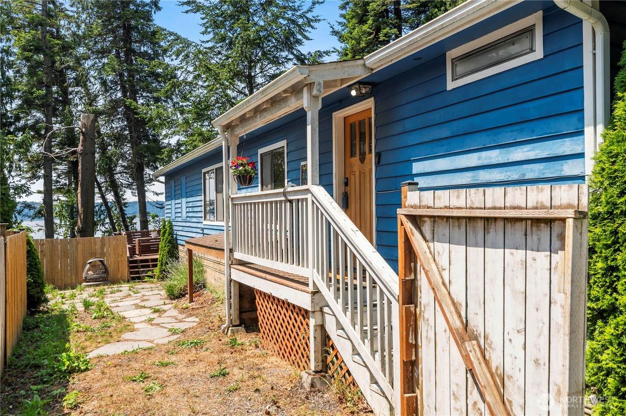 7816 47th Avenue - Photo 1