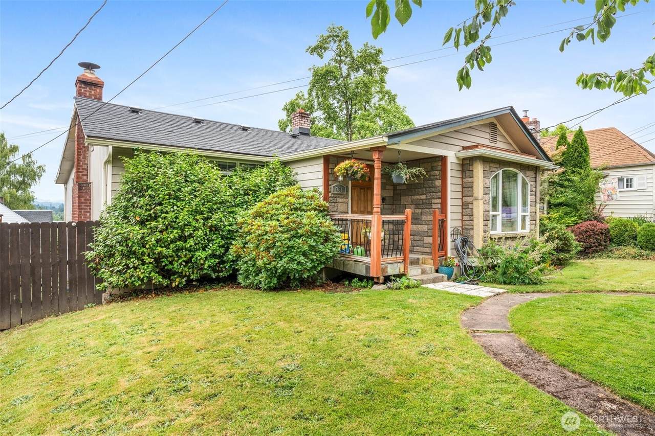 761 SE Adams Avenue - Photo 1