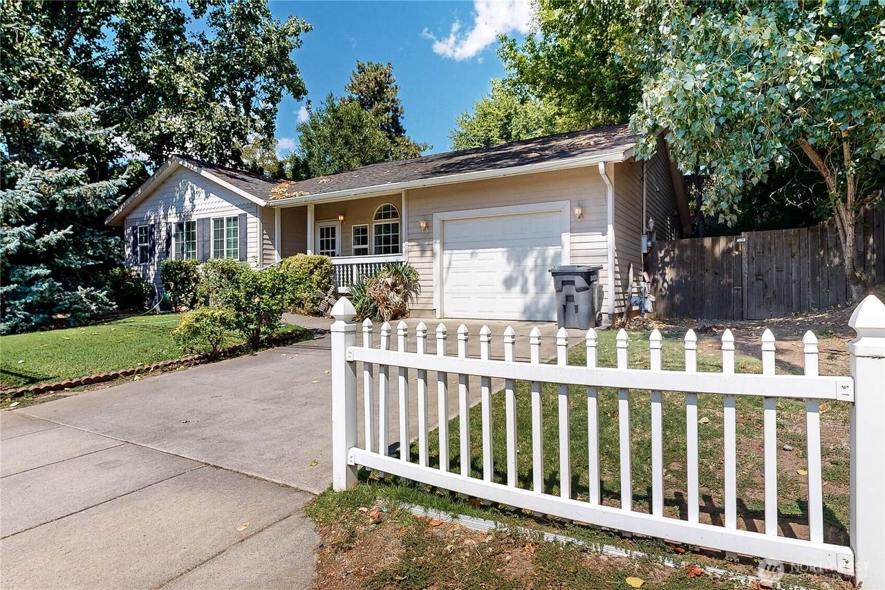 633 6th Street - Photo 1