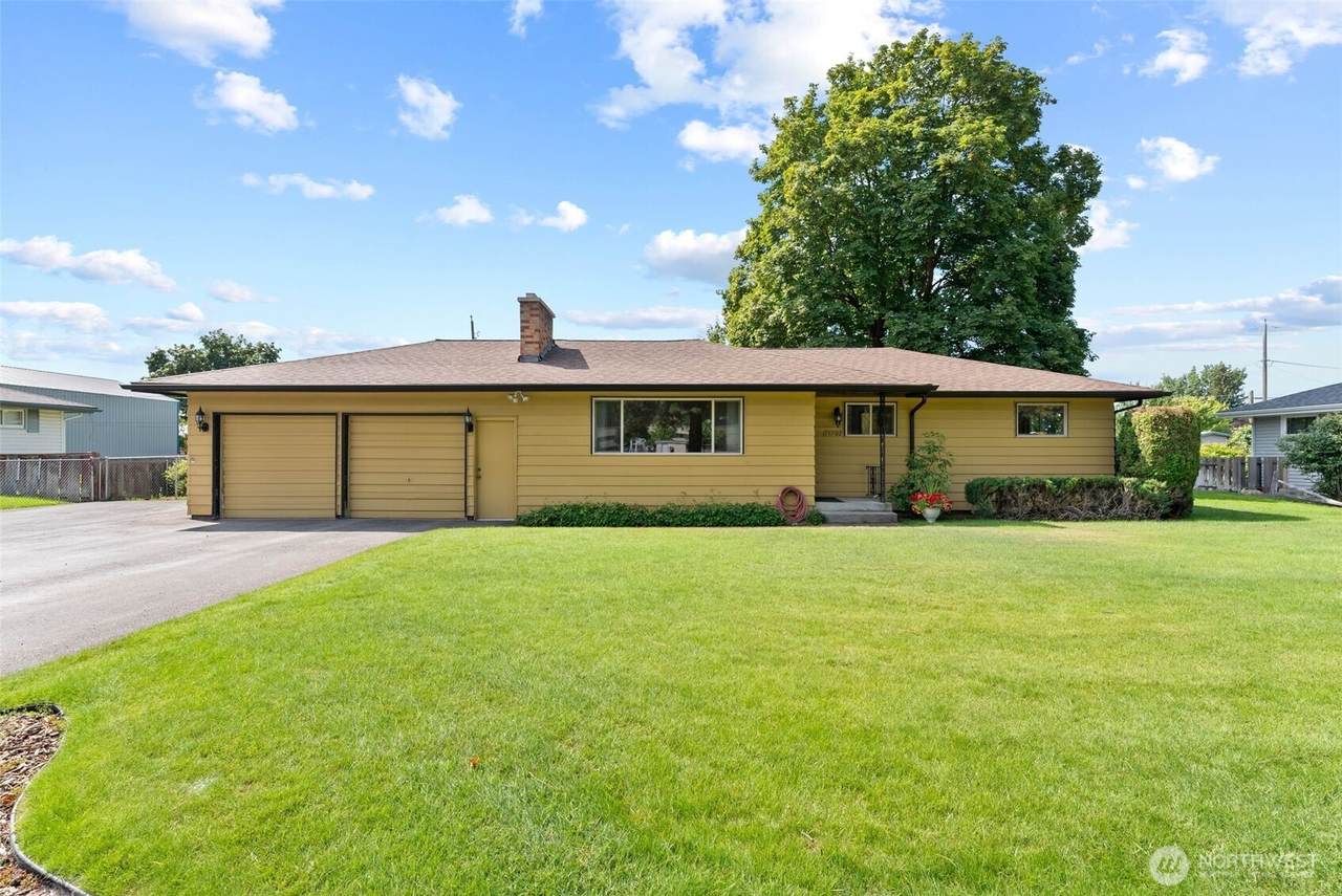 15702 Wellesley Avenue - Photo 1