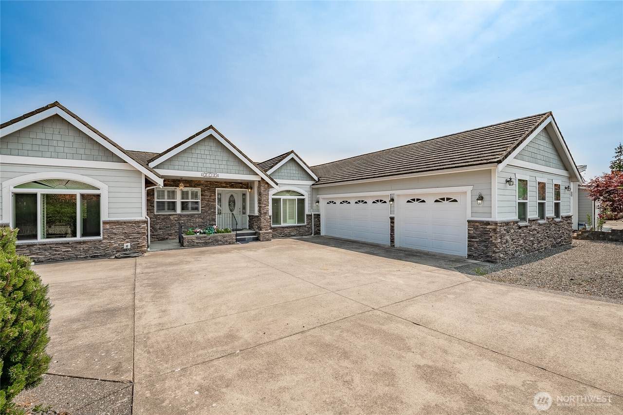 8118 Comox Road - Photo 1