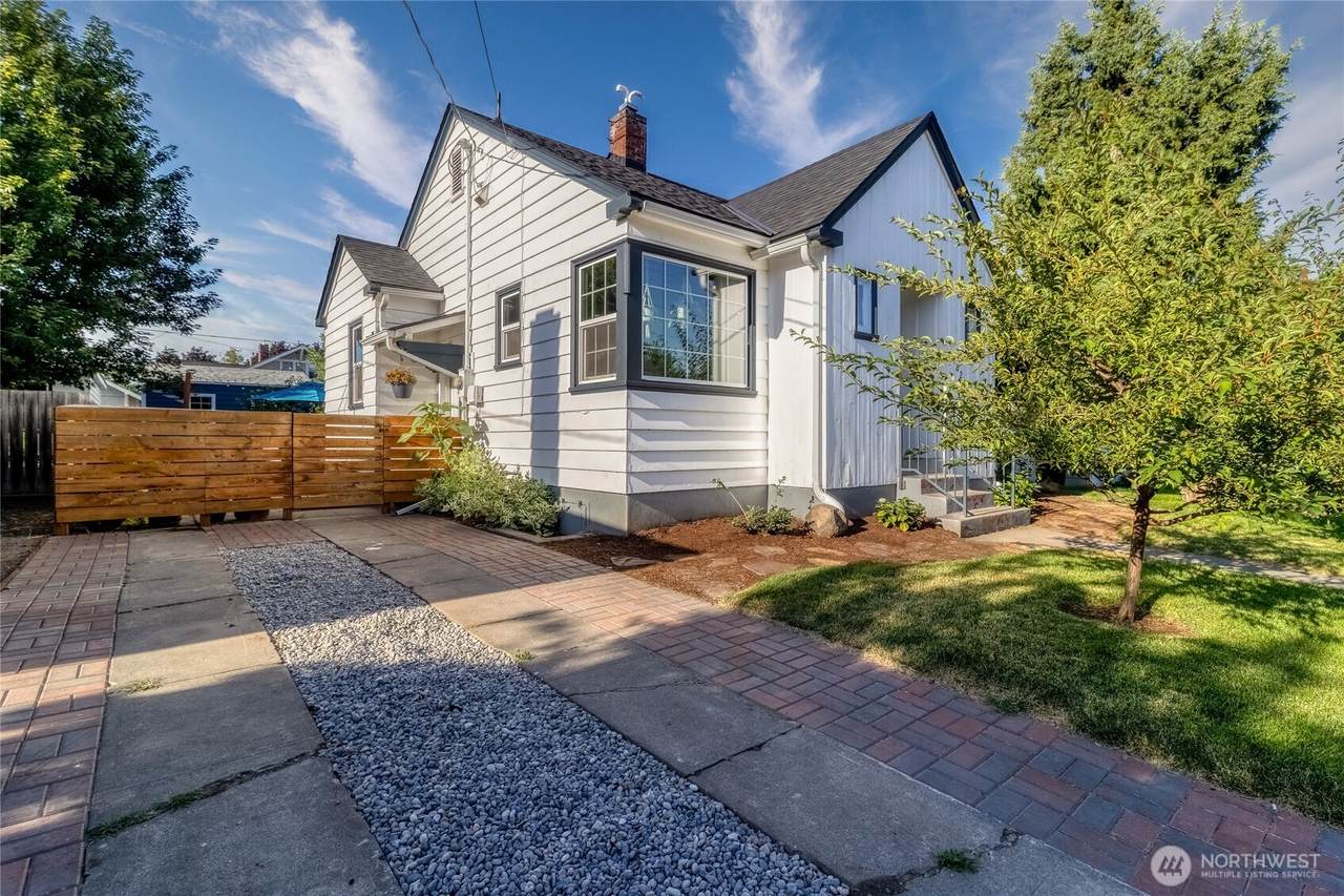 1028 University Street - Photo 1