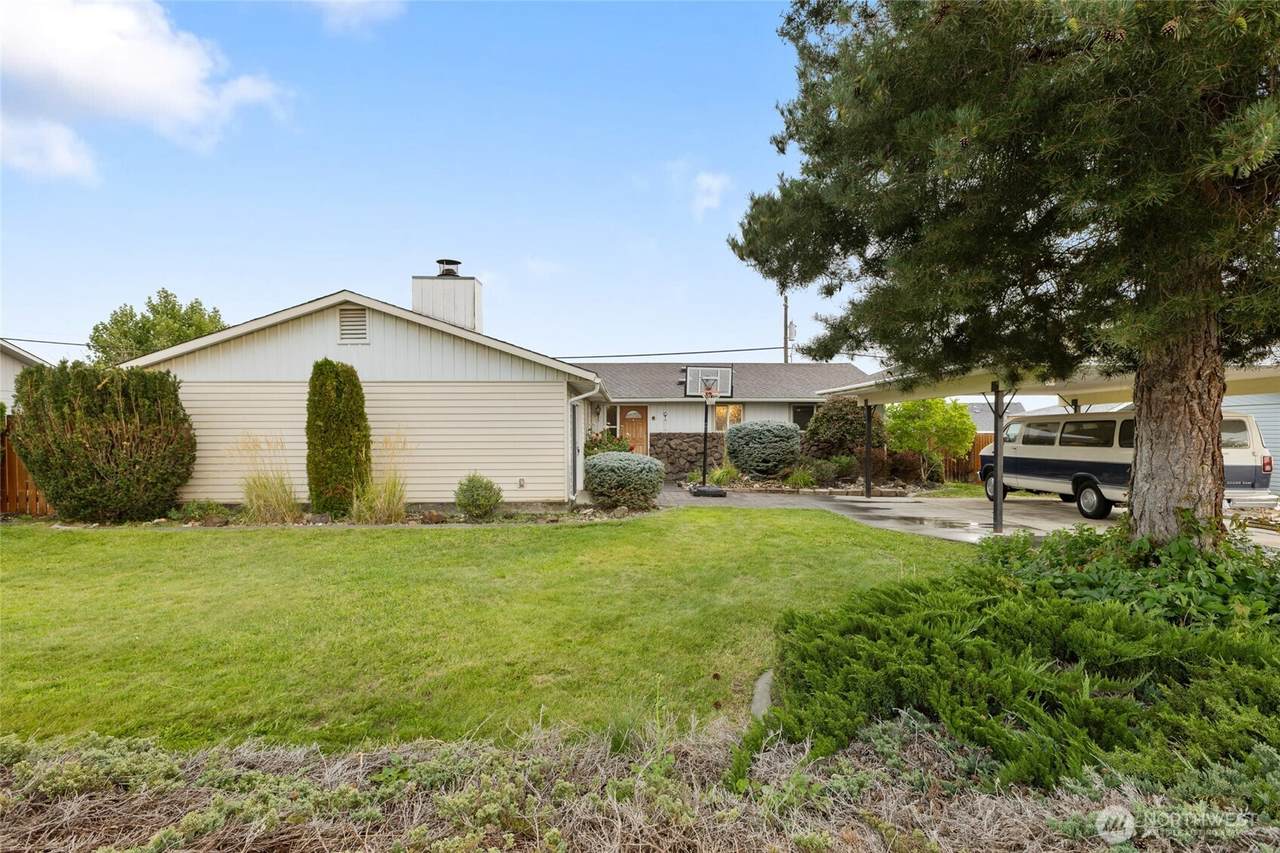 603 Crestview Drive - Photo 1