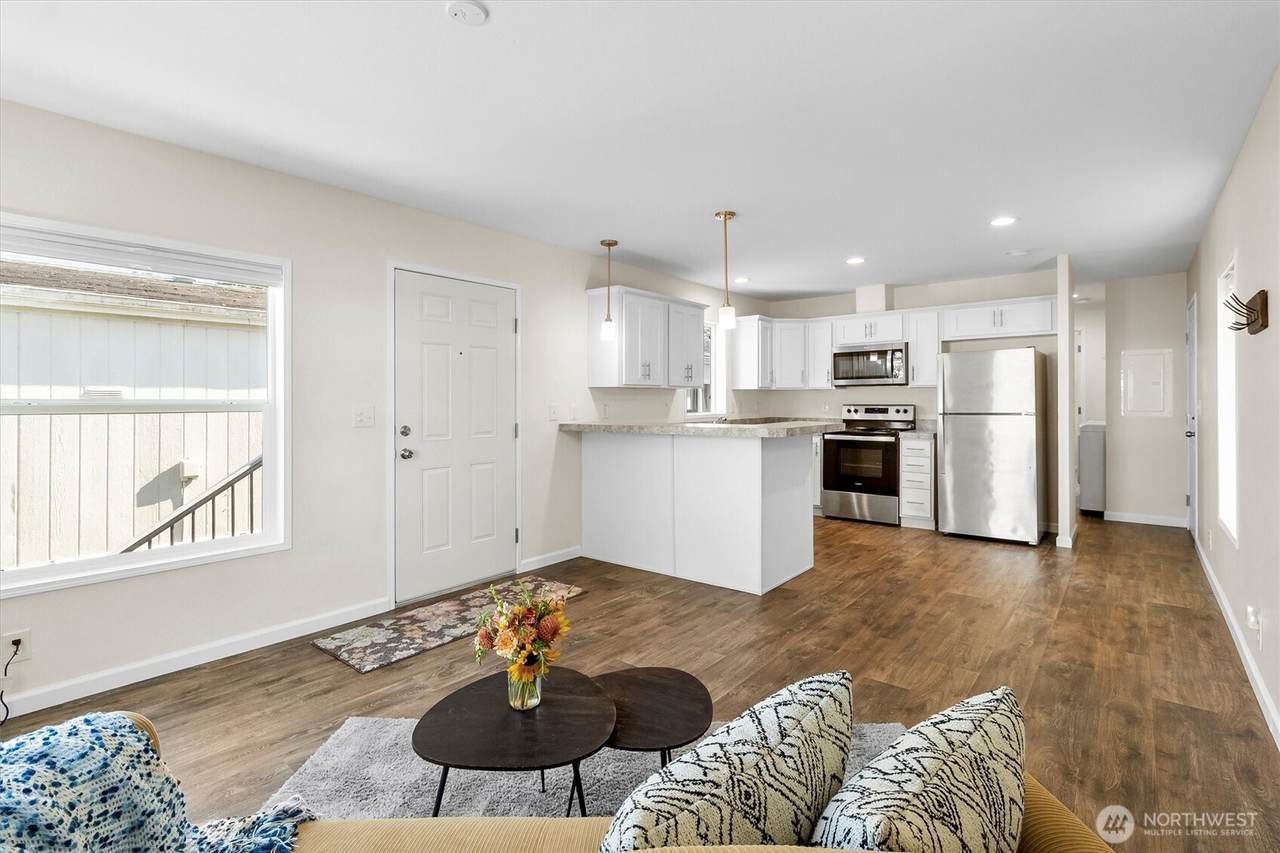 2400 Donovan Avenue - Photo 1