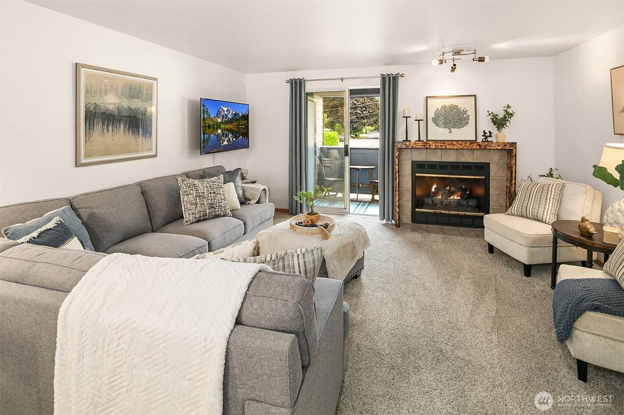 260 Newport Way - Photo 1