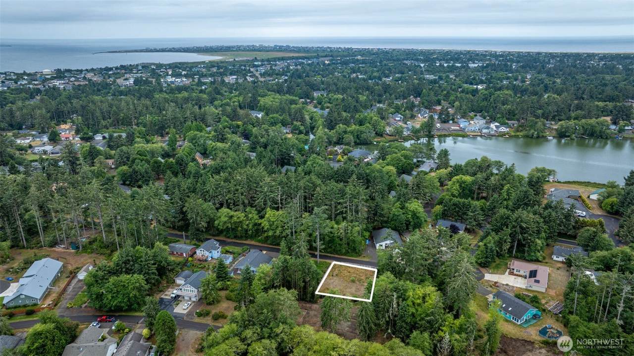 752 Evergreen Avenue - Photo 1