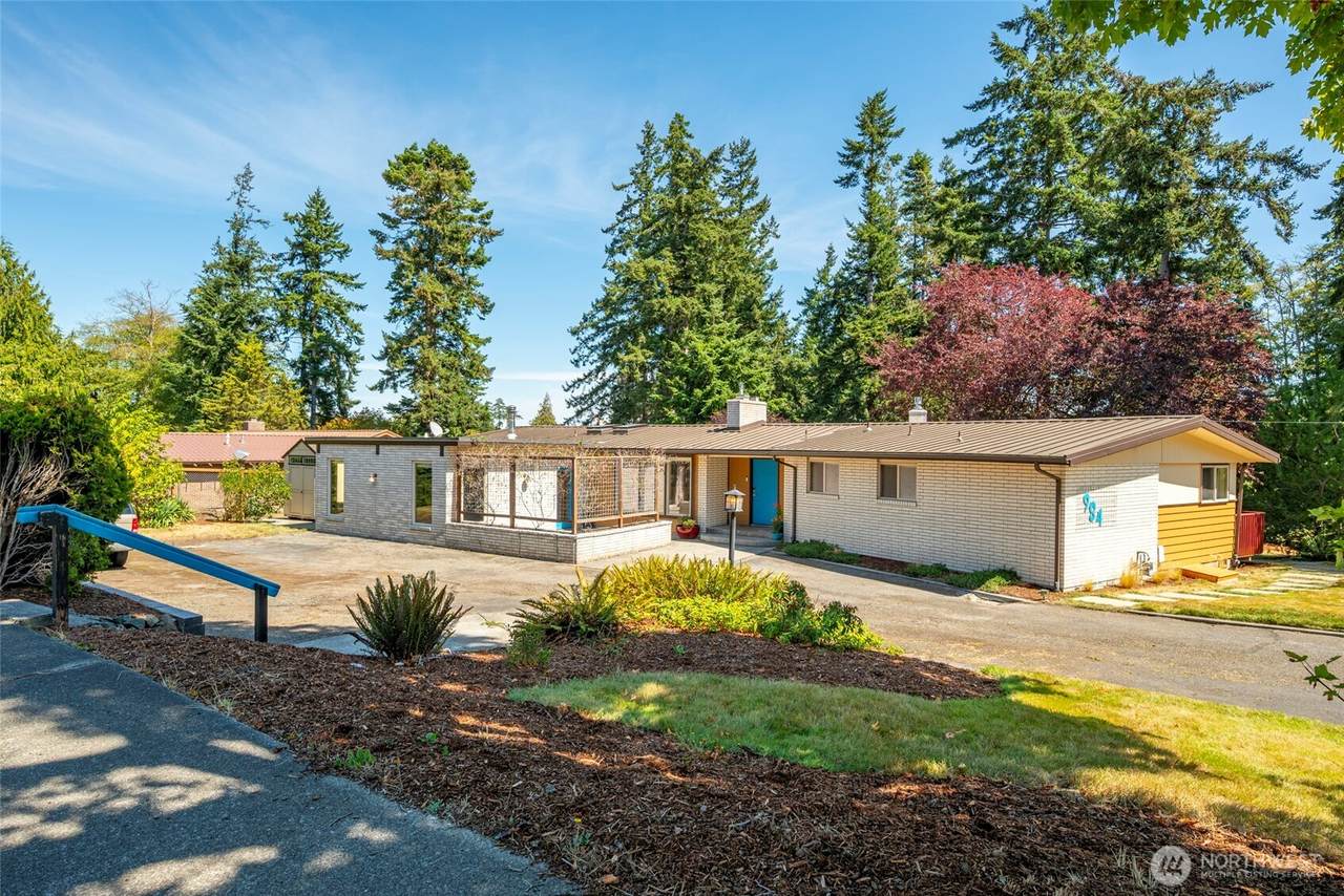 984 6th Avenue - Photo 1