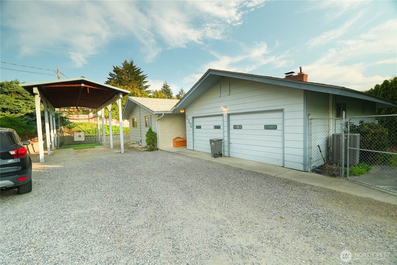 902 Kenroy Terrace - Photo 1