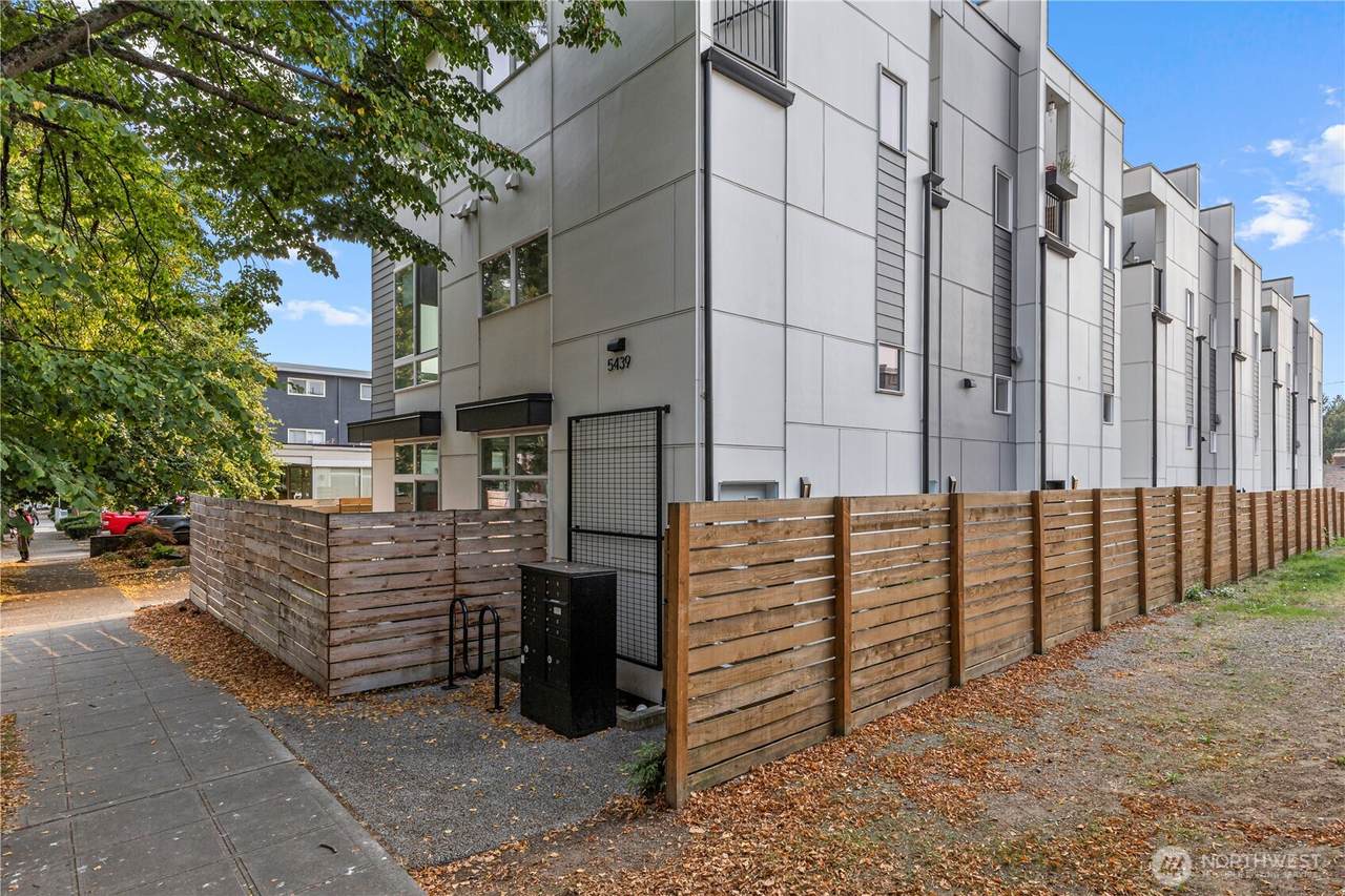 5439 California Avenue - Photo 1