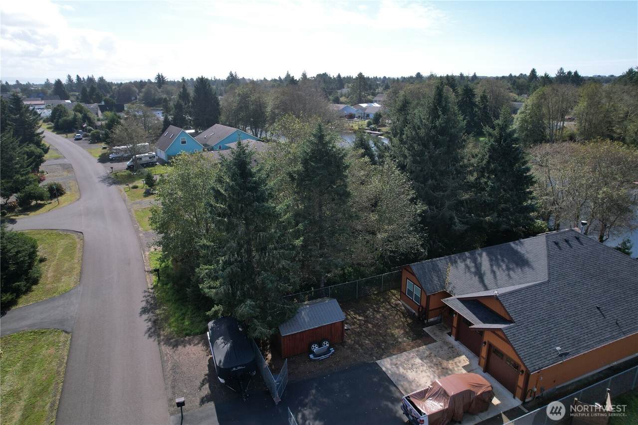 697 Island Circle - Photo 1