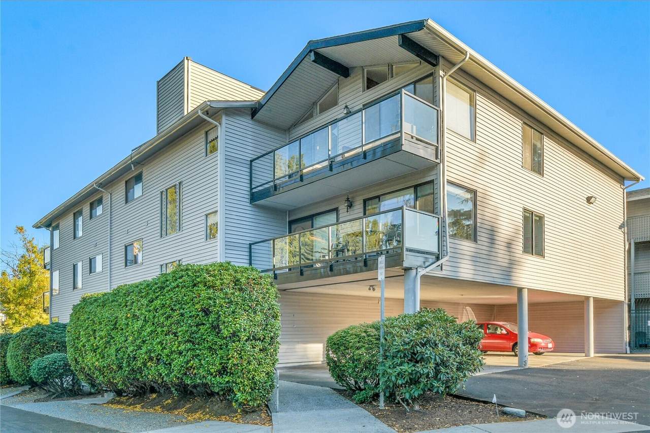 2562 Thorndyke Avenue - Photo 1